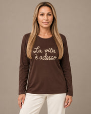 T-shirt con ricamo "La vita è adesso" Marseta pronto Marrone/beige