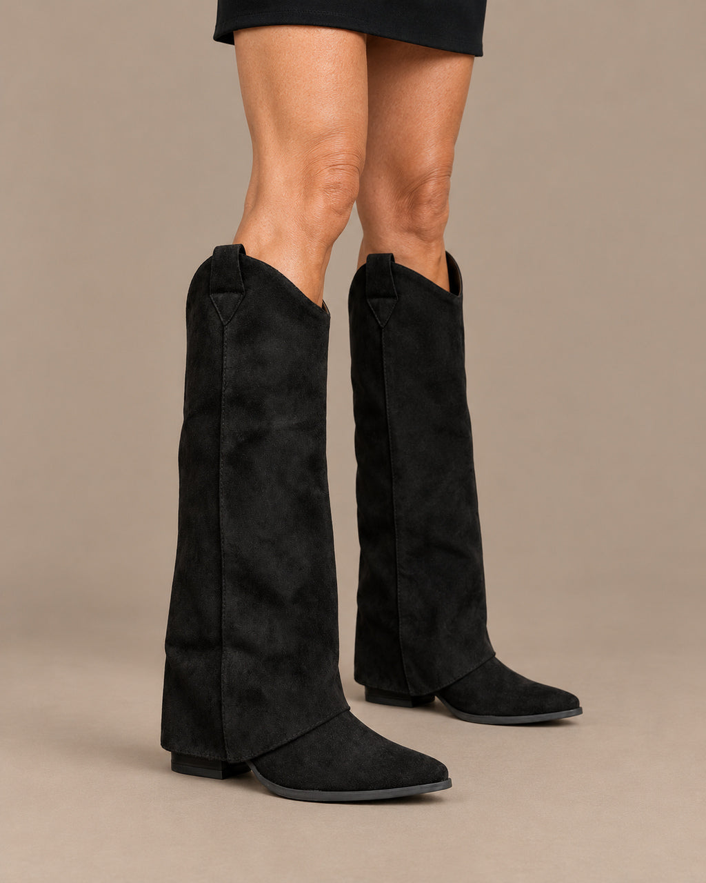 Marseta pronto Scarpe Stivali effetto scamosciato con gambale sovrappostoUn'ispirazione texana reinterpretata con linee essenziali caratterizza questi stivali effetto scamosciato. Il gambale alto, dalla forma ampia e dritta, crea un volume deciso lungo la gamba, mentre la 
