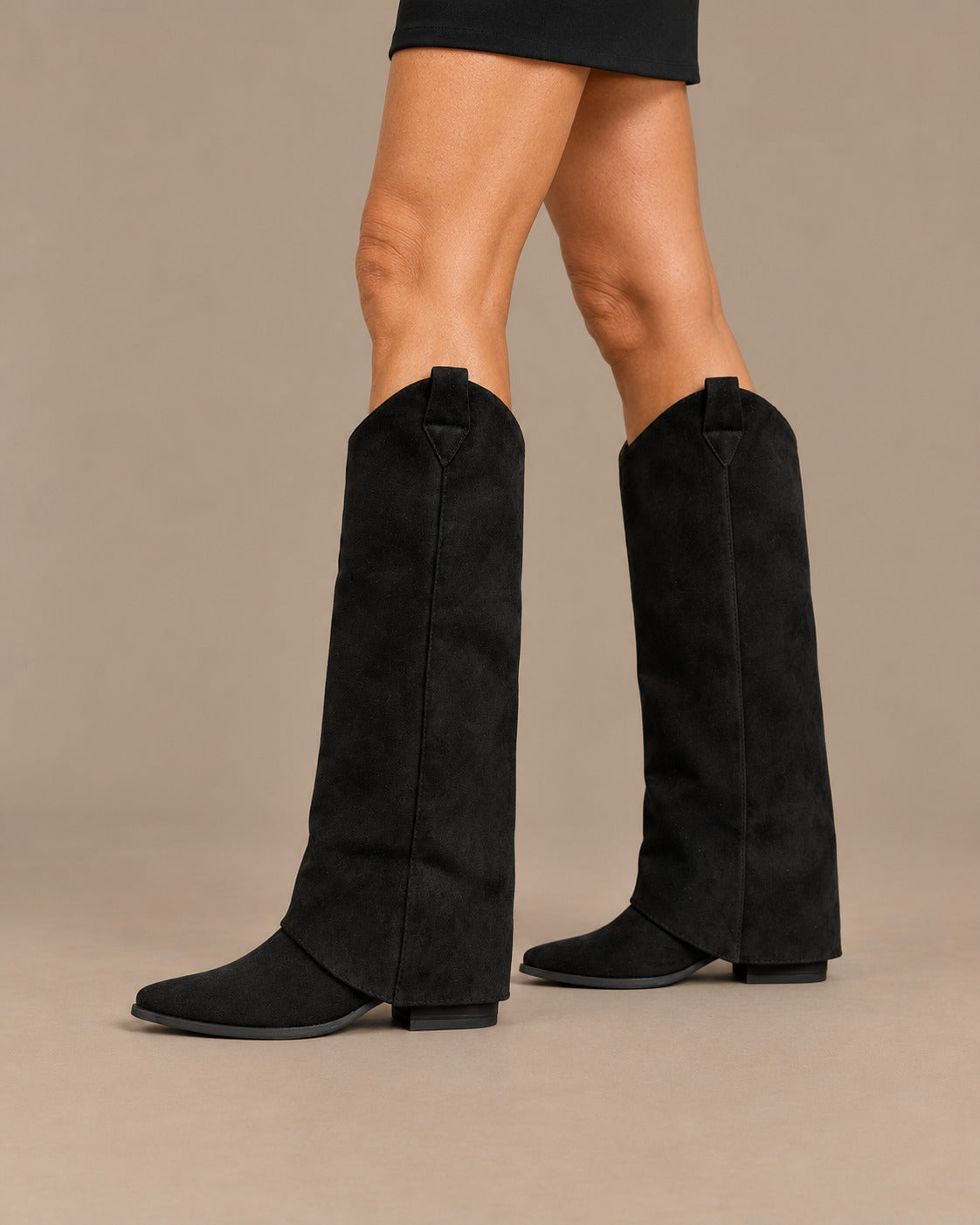 Marseta pronto Scarpe Stivali effetto scamosciato con gambale sovrappostoUn'ispirazione texana reinterpretata con linee essenziali caratterizza questi stivali effetto scamosciato. Il gambale alto, dalla forma ampia e dritta, crea un volume deciso lungo la gamba, mentre la 