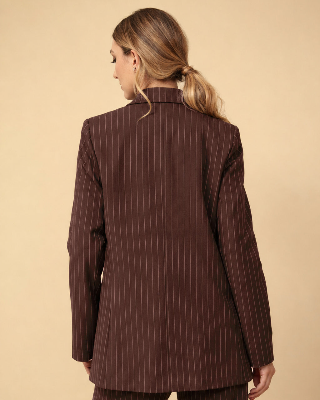Maryley Abbigliamento Giacca doppiopetto gessata con spilla gioiello 