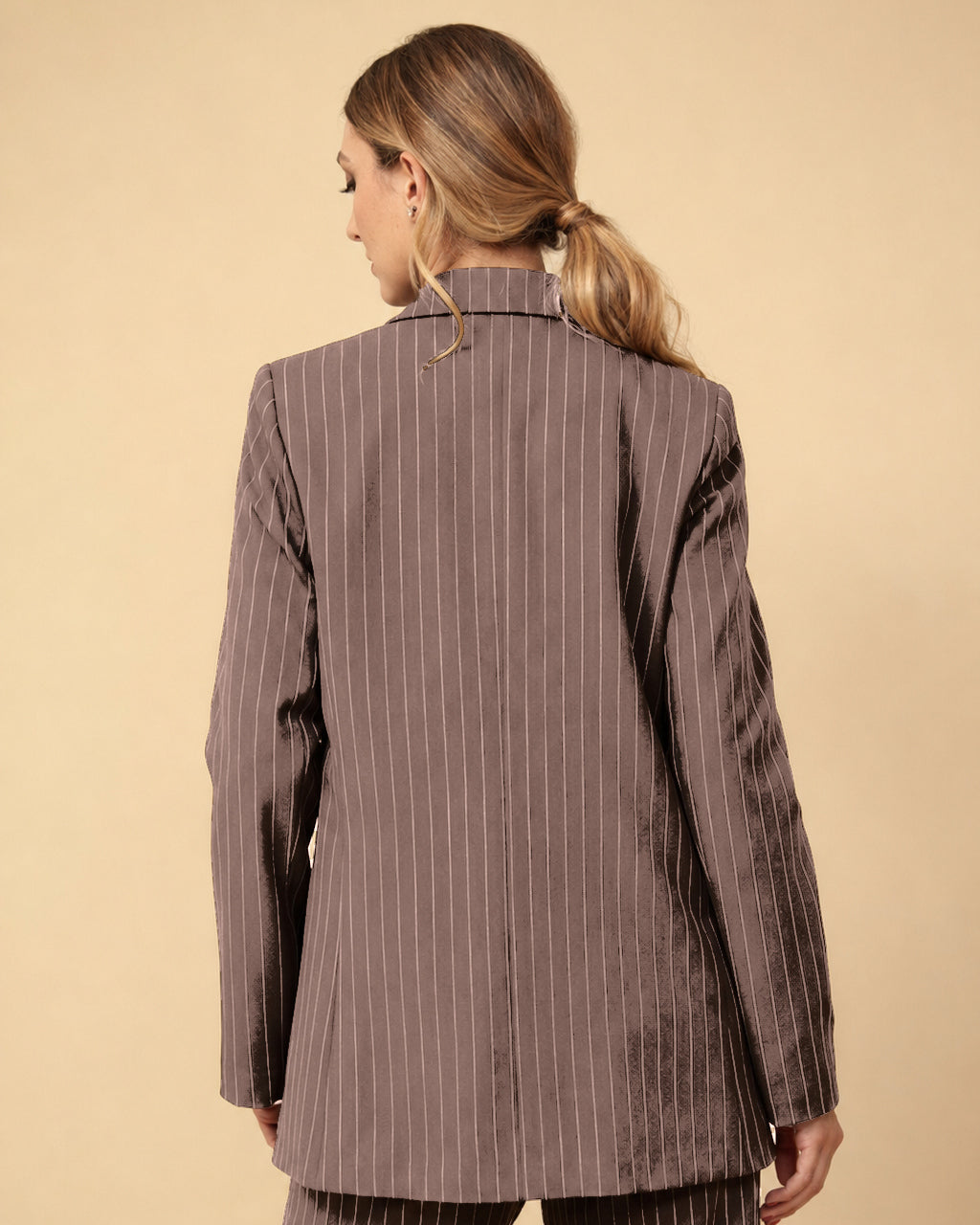 Maryley Abbigliamento Giacca doppiopetto gessata con spilla gioiello 