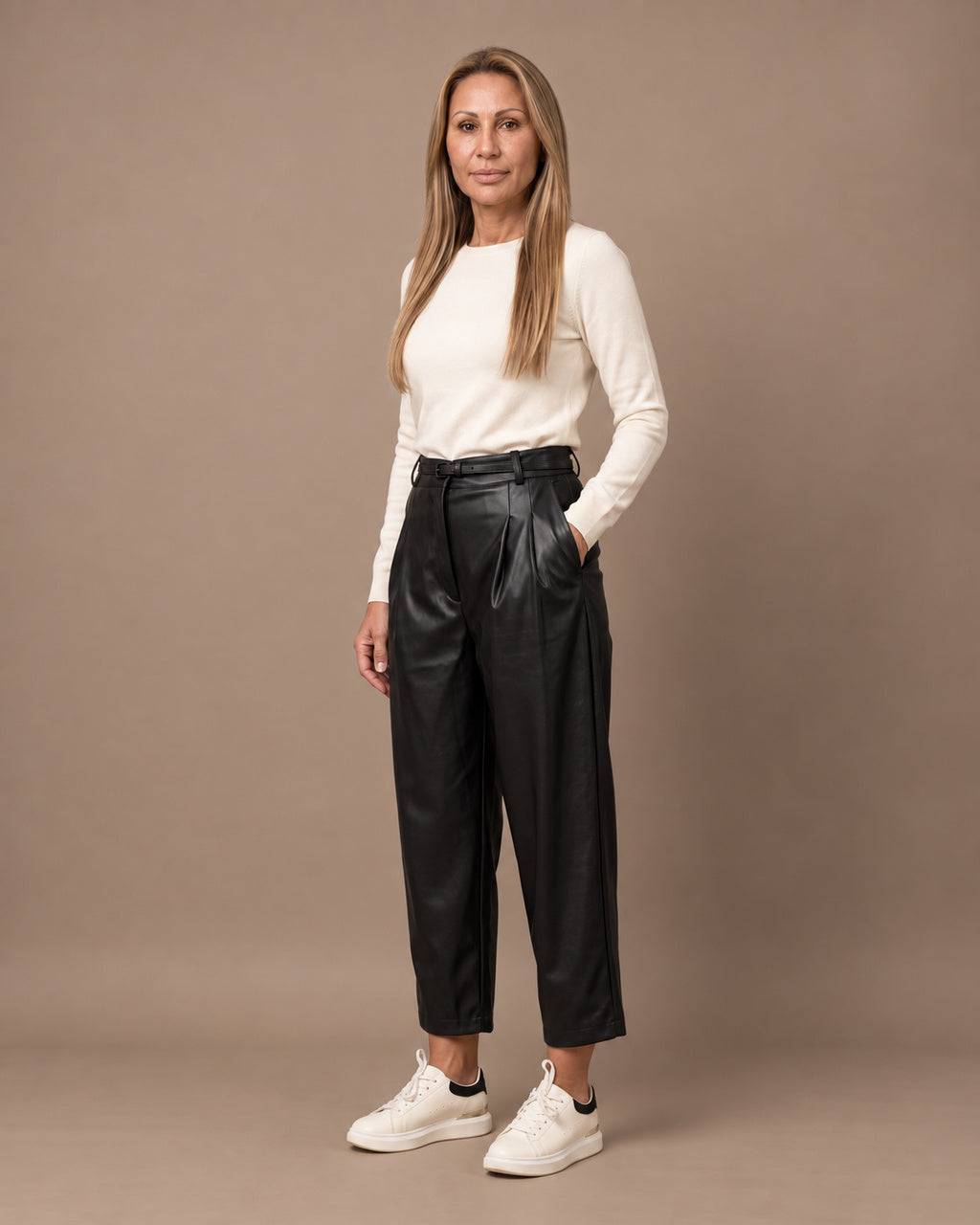 Maryley Abbigliamento Pantalone cropped in ecopelle con cintura 
