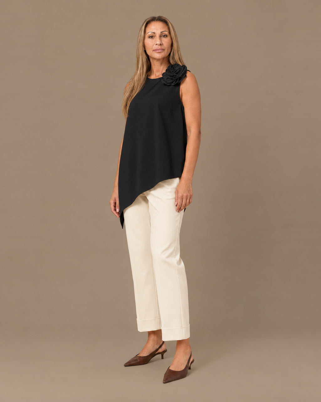 Maryley Abbigliamento Top asimmetrico con spilla a fiore 