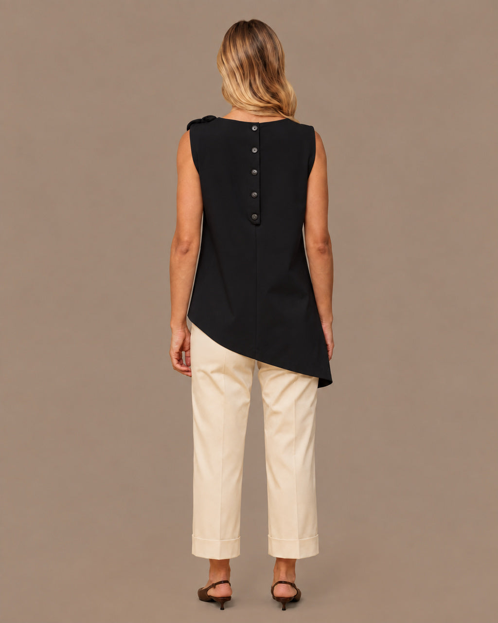 Maryley Abbigliamento Top asimmetrico con spilla a fiore 