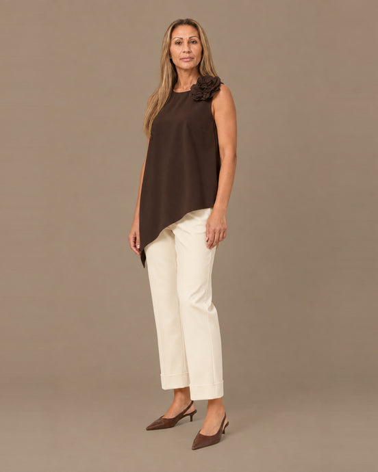 Maryley Abbigliamento Top asimmetrico con spilla a fiore 