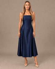 Abito midi in raso con spalline sottili Rinascimento Blu navy