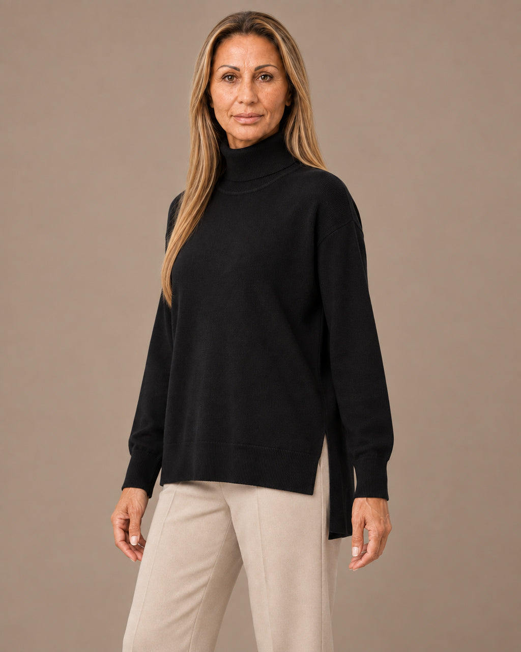 Tiffosi Abbigliamento Dolcevita con fondo asimmetrico e spacchi 