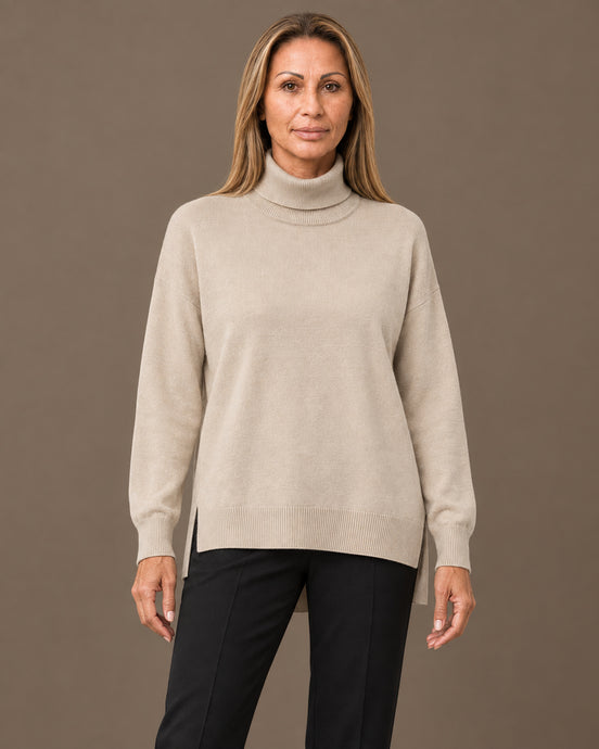 Tiffosi Abbigliamento Dolcevita con fondo asimmetrico e spacchi 